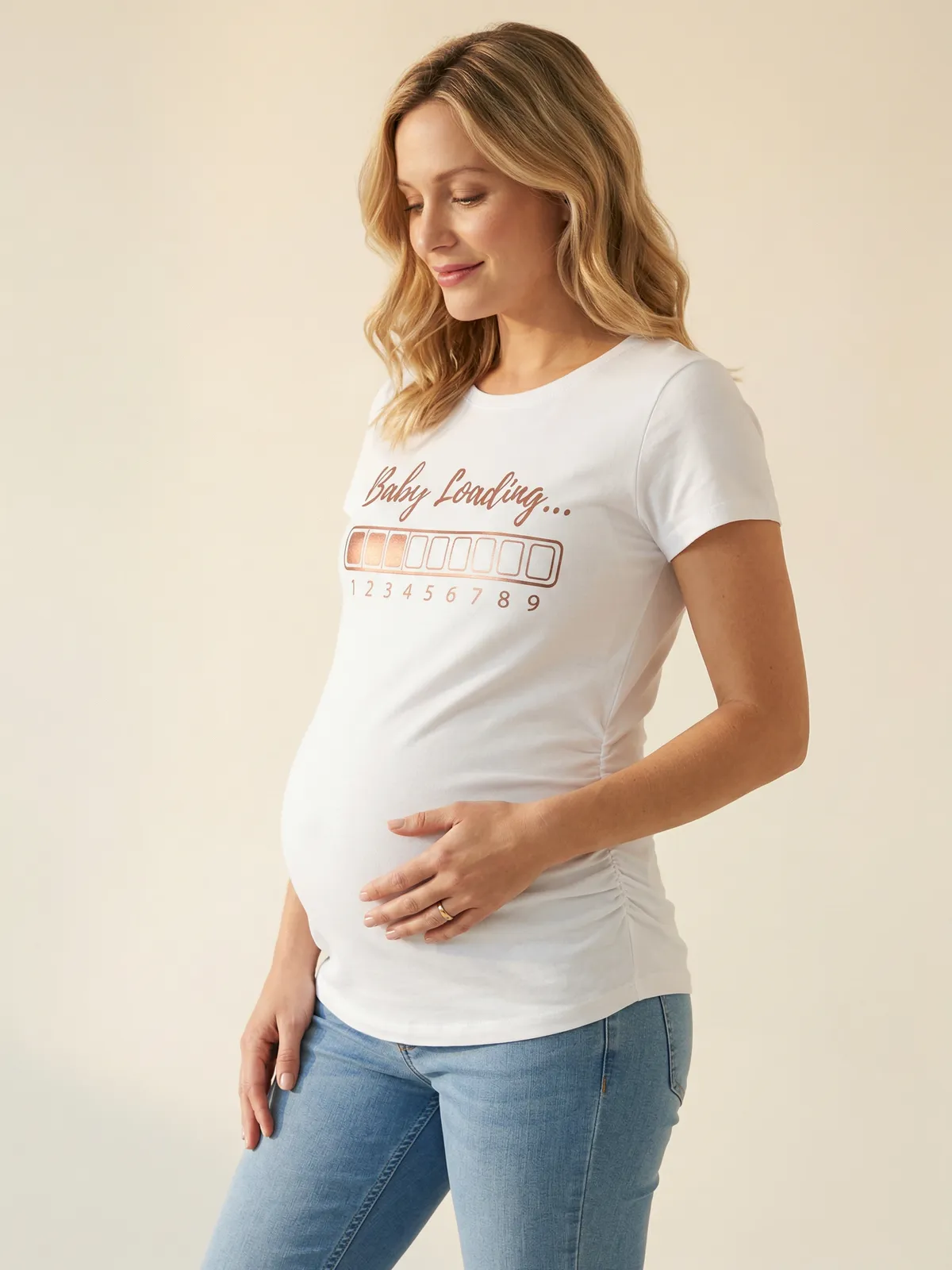 Schwangere Frau trägt Rose Gold Baby Loading Umstandsshirt